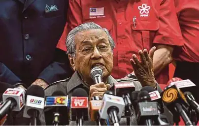  ??  ?? Dr Mahathir pada sidang media selepas mesyuarat bersama Pimpinan Tertinggi BERSATU di Ibu Pejabat BERSATU, semalam.