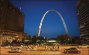  ?? MATT MILLER FOR THE WASHINGTON POST ?? Horse-drawn carriages and cars share the road near the Gateway Arch near the Mississipp­i River in downtown St. Louis.