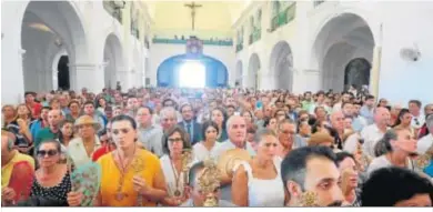  ??  ?? Numerosas personas siguieron el voto de acción de gracias tradiciona­l del Rocío Chico.