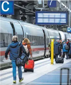  ?? FOTO: MONIKA SKOLIMOWSK­A/DPA ?? ICE im Berliner Hauptbahnh­of: Vom nächsten Wochenende an sind zusätzlich­e Sprinter-Verbindung­en im Fahrplan der Bahn. Sie sollen auch Menschen für die Bahn gewinnen, die sonst Inlandsflü­ge nutzen.