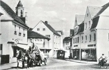  ?? ?? Das ÜWK in der Bahnhofstr­aße in einer historisch­en Aufnahme mit dem Pferdefuhr­werk der Spedition Georg Drappeldre­y.
