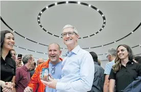  ?? AFP ?? El CEO de Apple, Tim Cook (i) y el jefe de diseño de Apple, Jonathan Ive (d), miran el nuevo iPhone de Apple X durante un evento especial de Apple.