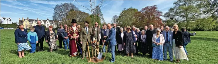  ?? ?? ⟫The tree-planting ceremony in Courtenay Park