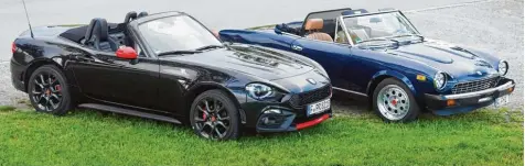  ?? Fotos: Ulrich Wagner ?? Performanc­e trifft Charme: links der aktuelle Abarth 124 Spider, rechts der historisch­e Fiat 124 Spider CS0. Rechtzeiti­g zum 50. Geburtstag der Design Ikone hatte Fiat den Roadster neu aufgelegt. Er entsteht heute auf der gleichen Plattform wie der...