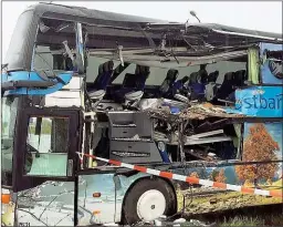  ??  ?? Der Stockbus wurde Auf der FAhrerseit­e Aufteschni­tten