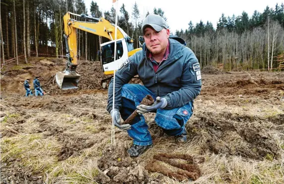  ?? Fotos: Marcus Merk ?? Der Chef der Firma für Kampfmitte­lräumung, Andreas Besel, mit einigen Funden des letzten Tages auf der Baustelle: Es handelt sich um Panzerabwe­hrmunition.