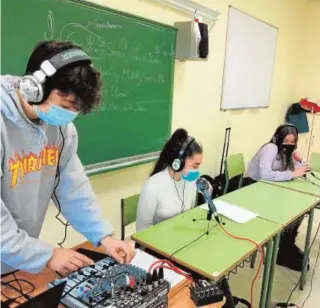  ?? CEDIDA ?? Jóvenes en un instituto realizando el podcast de la semana