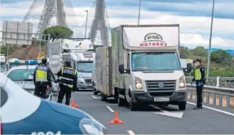  ?? EFE ?? Efectivos de la Policía Nacional realizan este martes controles fronterizo­s terrestres en el paso que une la localidad española de Ayamonte con Portugal.