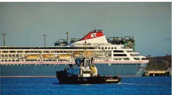  ?? FOTO: ESPINOSA/DPA ?? Nach einer Irrfahrt durch die Karibik durfte das Kreuzfahrt­schiff MS Braemar in dem kubanische­n Hafen Mariel anlegen. Zuvor war das Schiff mit fünf Corona-Fällen an Bord in mehreren Ländern abgewiesen worden.