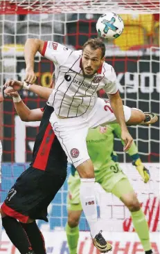  ?? FOTO: IMAGO ?? Der Matchwinne­r des Hinspiels: Emir Kujovic (weißer Dress) erzielte gegen den starken Aufsteiger Jahn Regenburg den einzigen Treffer.