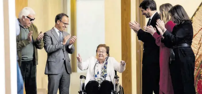  ?? FOTOGRAFÍA: CARLOS GIL ?? Una fotografía de familia durante el acto de entrega a la Medalla al mérito cultural a Helga de Alvear en Cáceres.