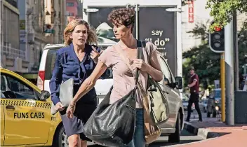  ?? FOTO: DPA ?? In Kapstadt setzen die Journalist­innen Rommy Kirchhoff (Nina Kunzendorf, r.) und Karin Berger (Anke Engelke) ihre Suche nach dem entführten Top-Lobbyisten fort.