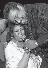  ?? AP PHOTO ?? In a 2011 file photo, Aretha Franklin sings with Dennis Edwards of The Temptation­s at her 69th birthday party, in New York.