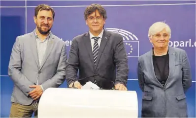  ?? Stephanie Lecocq / Efe ?? Comín, Puigdemont y Ponsatí, en una comparecen­cia en el Parlamento Europeo, en julio de 2021.