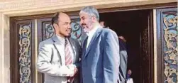  ??  ?? DR Zainurrash­id bersama pemimpin Palestin, Khalid Meshaal, tokoh kanan Hamas di Qatar pada 2014.