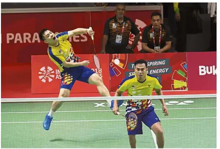  ??  ?? Smashing form: Cheah Liek Hou (left) and Hairul Fozi Saaba in action during their match against Indonesia’s Hafizh Brilliansy­ah-Hary Susanto in the men’s team event final yesterday. — Bernama