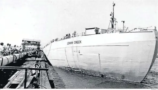  ?? ESPÍNOLA ?? La embarcació­n ‘Lemon Creek’ atracada en el muelle de Tharsis para la carga de agua potable para su transporte a Cádiz el primero de agosto de 1995.