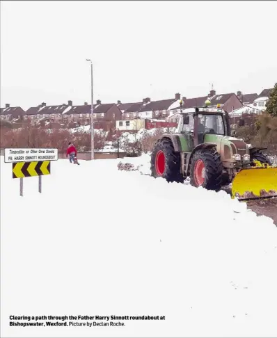  ?? Picture by Declan Roche. ?? Clearing a path through the Father Harry Sinnott roundabout at Bishopswat­er, Wexford.