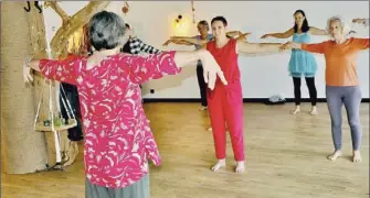  ?? : DE - Crédits ?? Dans une salle de pratique, un cours de Qi gong avec la professeur­e Nicole Pasturel.