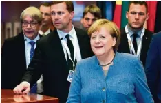  ?? Foto: John Thys, afp ?? Mission Zuversicht verbreiten: Bundeskanz­lerin Angela Merkel mit der deutschen De legation beim Gipfeltref­fen in Brüssel.