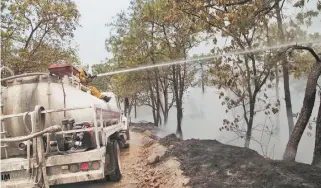  ?? CORTESÍA: GOBIERNO DE JALISCO ?? Bomberos controlaro­n el fuego