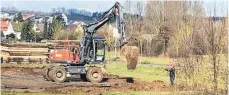  ?? FOTO: VERENA SCHIEGL ?? In den Dürrwiesen unmittelba­r an der Gartenstra­ße wird eifrig gebaggert. Bis voraussich­tlich Ende des Jahres wird das Regenüberl­aufbecken im Auftrag des Stadtwerke-Eigenbetri­ebs Abwasser saniert und ertüchtigt.