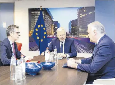  ?? Claudio Centonze / Europa Press ?? El popular González Pons (derecha), con el ministro Bolaños (izquierda) y el comisario Didier Reynders.