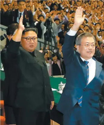  ?? PHOTO AFP ?? Le dirigeant nord-coréen Kim Jong-un et son homologue sud-coréen Moon Jae-in ont assisté à un spectacle de gymnastiqu­e hier dans un stade de Pyongyang.