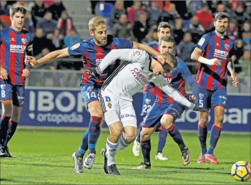  ??  ?? SUPERIORID­AD AZULGRANA. El Huesca pasó por encima del Zaragoza y se impuso por primera vez en el derbi.