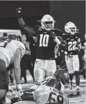  ?? Santixshot­s / Miami ?? Middle linebacker Donovan Manuel led FIU last season in total tackles (121) and tackles for losses (15 while earning second-team All-Conference USA honors.