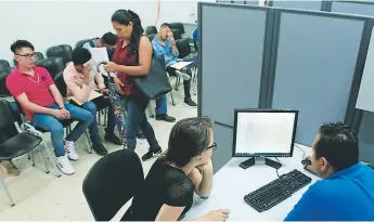  ?? VIN CUBAS. FOTO: MEL- ?? SERVICIO. La mayoría de aspirantes que llegan a la oficina del edificio Plaza son jóvenes.