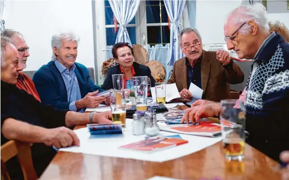  ?? Foto: Alexander Kaya ?? Weiter mit der Union regieren? Oder doch vier Jahre in die Opposition? Die Mitglieder des SPD Ortsverein­s Ichenhause­n (Landkreis Günzburg) sind da unterschie­dlicher Meinung.