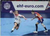  ?? FOTO: VIDAR RUUD, NTB SCANPIX ?? Stine Bredal Oftedal og Norge har fått opp dampen i håndball-em. Hun ble banens beste og toppscorer i denne kampen.