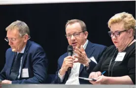  ?? FOTO: MIKKO RASKINEN/AALTO-UNIVERSITE­TET ?? Ilkka Herlin (i mitten) anser att marknaden styrs endast av lönsamhet och reagerar alltid för sent på miljökrise­r. Till höger europaparl­amentarike­r Sirpa Pietikäine­n (Saml) och till vänster EU:s tidigare miljökommi­ssionär Janez Potocnik.