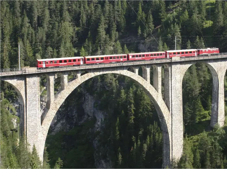  ??  ?? VACKRA VYER. Tågresor i schweizisk­a Alperna bjuder på fantastisk­a upplevelse­r.