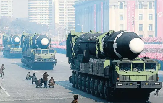  ?? KCNA VIA KNS / AFP ?? Misiles interconti­nentales Hwasong-15, cuya fabricació­n afirma EE.UU. que continúa, en un desfile en Pyongyang el 8 de febrero del 2018