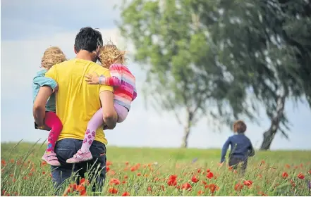  ?? [ Juliane Liebermann/Unsplash ] ?? Jedes vierte bis fünfte Kind wächst in einer Familie auf, in der zumindest ein Elternteil psychische Probleme hat.