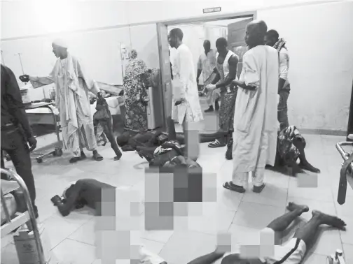  ??  ?? MANGSA yang cedera dalam serangan nekad tersebut bergelimpa­ngan di atas lantai menunggu rawatan perubatan setelah tiada lagi katil kosong di sebuah hospital di Maiduguri, kelmarin.