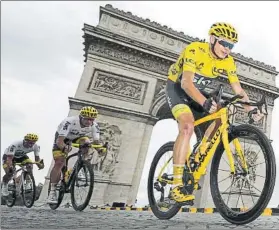  ?? FOTO: GETTY ?? Froome deja atrás el Arco de Triunfo e inicia la bajada hacia la recta de meta de ayer