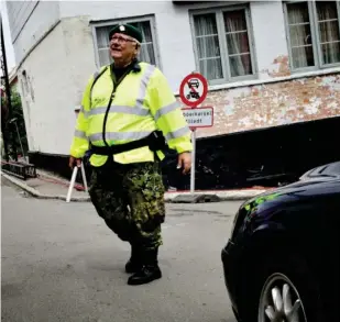  ?? FOTO: MARTIN LEHMAN ?? Danskerne har stor respekt for det arbejde, de frivillige hjemmevaer­nsfolk yder, og vi føler og trygge ved indsatsen. her er vi ved Folkemødet i Allinge på Bornholm.