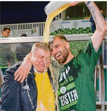  ?? FOTO: SCHLICHTER ?? Ein Bierchen für den Vereins-Chef: Stürmer Patrick Dulleck (rechts) feiert mit Herber Eder die Rückkehr in die Regionalli­ga am Ende der Saison 2017/2018. Damit wurde der „Betriebsun­fall“der Vorsaison schnell repariert.