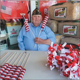  ?? PHOTO COURTESY OF NORTH OAKLAND VFW POST 334 AUXILIARY MEMBER JEANNINE STETSON ?? North Oakland VFW Post 334 Senior Vice-Cmdr. Randy Stetson gave out American flags at ACE Hardware in Lake Orion during Ace’s one million flag giveaway.