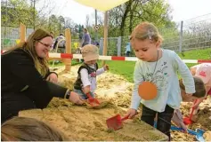  ?? Fotos: Vanessa Polednia ?? Das Kinderhaus St. Thomas feierte sein erstes Frühlingsf­est, und alle hatten Spaß beim Spiel mit Planschbec­ken oder im Sandkasten.