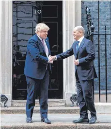  ?? FOTO: AYFUN SALCI/IMAGO ?? Auch Politiker kehren zum Handschlag zurück, wie hier Premiermin­ister Boris Johnson und Bundeskanz­ler Olaf Scholz.