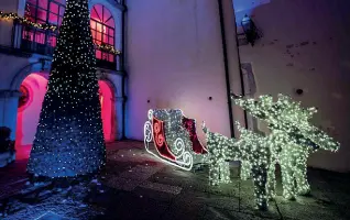  ??  ?? Le ospiti Particolar­mente suggestivo il Natale nel borgo medievale di Candela, città della provincia di Foggia che ospiterà Violante Placido e Cristina d’Avena