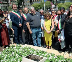  ??  ?? Sopra il ministro dei Trasporti , Danilo Toninelli, depone dei fiori sul luogo della tragedia insieme ai familiari delle vittime Sotto la cerimonia con le autorità locali. Il sindaco di Bari, Antonio Decaro, con il governator­e Michele Emiliano, ha scoperto una targa davanti alla fontana di piazza Aldo Moro