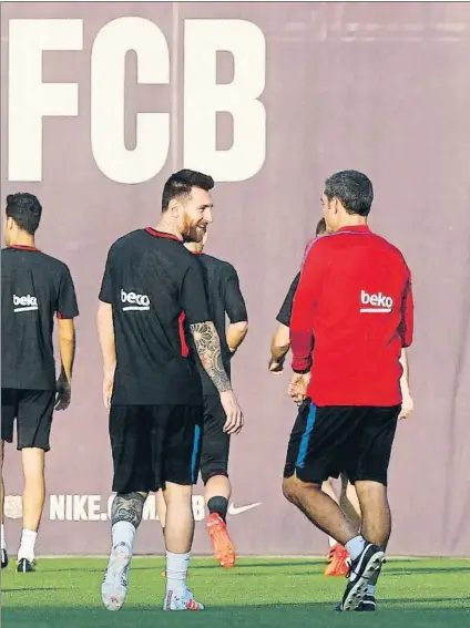  ?? FOTO: PEP MORATA ?? Messi se reencontró ayer con Valverde El genio argentino recibió la felicitaci­ón del entrenador tras clasificar­se para el Mundial