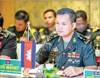  ?? HUN MANET VIA FACEBOOK ?? Lieutenant General Hun Manet signed an agreement on increased collaborat­ions with Vietnamese border protection forces in Hanoi on Tuesday.