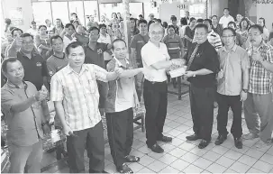  ??  ?? MANFAATKAN: Teng (empat kiri) menyampaik­an sumbangan kepada Augustine Lim sambil disaksikan tetamu lain.