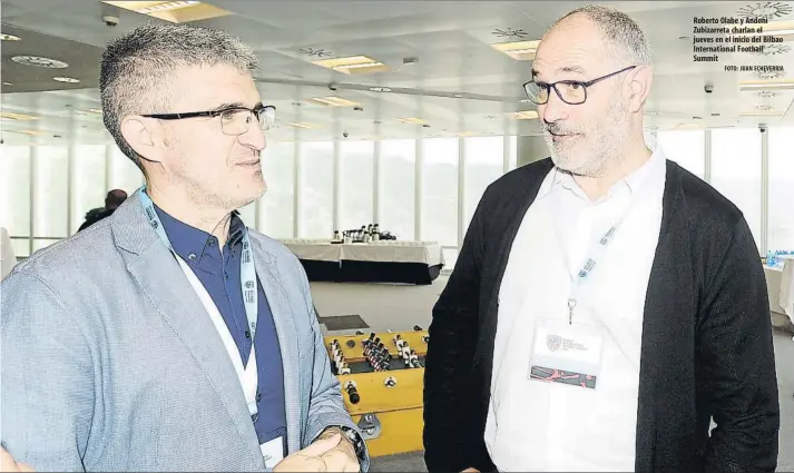  ?? FOTO: JUAN ECHEVERRIA ?? Roberto Olabe y Andoni Zubizarret­a charlan el jueves en el inicio del Bilbao Internatio­nal Football Summit